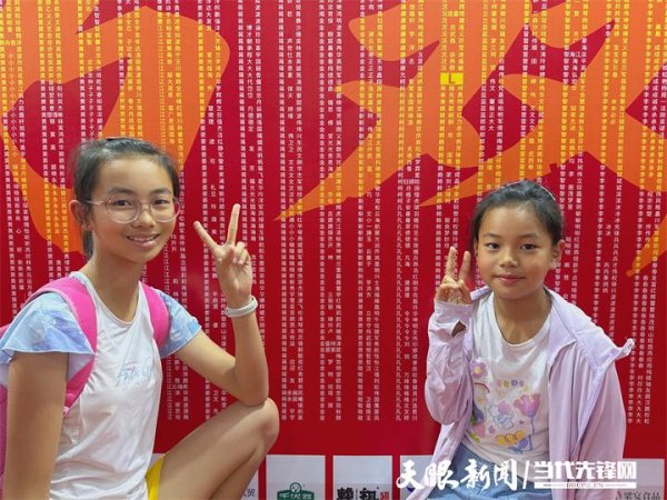富邦配资 2025贵阳马拉松｜贵阳马拉松最甜方阵：姐妹奔跑5.2公里，拼出“1314520”浪漫密码