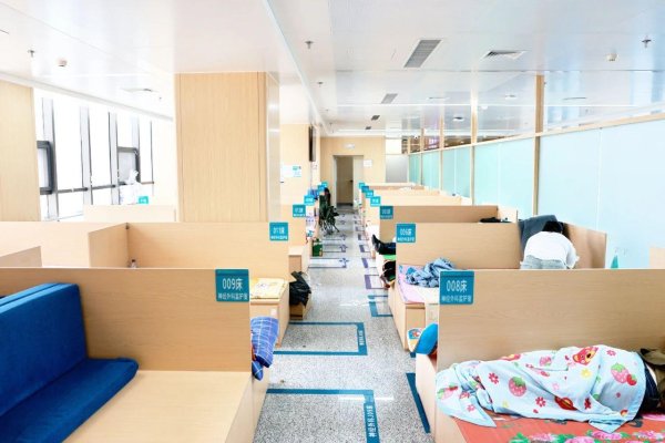 融凯配资 告别 ICU 门外 “地铺时代”：吉大二院暖心改造筑就家属 “安心驿站”